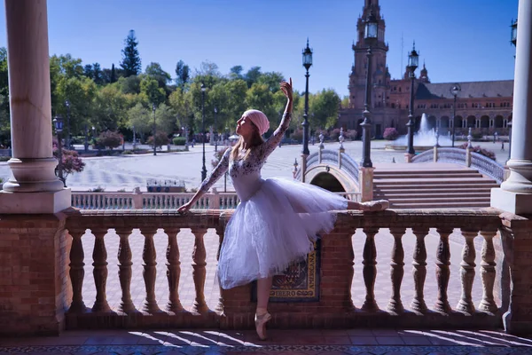 Dançarina Balé Clássica Adulta Hispânica Tutu Branco Cachecol Luta Contra — Fotografia de Stock