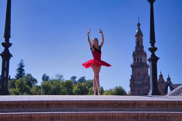 Dospělá Fena Hispánského Klasického Baletu Červené Sukničce Dělá Postavy Uprostřed — Stock fotografie