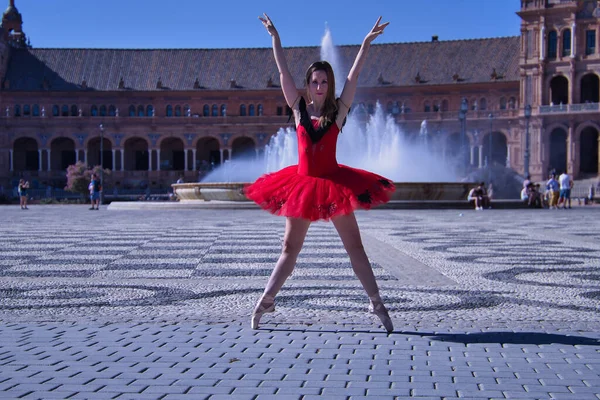 Ισπανίδα Χορεύτρια Κλασικού Μπαλέτου Κόκκινα Φουστάνια Κάνει Φιγούρες Στη Μέση — Φωτογραφία Αρχείου