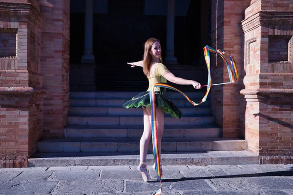 Hispán Felnőtt Női Klasszikus Balett Táncos Zöld Fekete Tütü Érmékkel — Stock Fotó