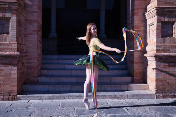 Bailarina Ballet Clásica Femenina Adulta Hispana Tutú Verde Negro Con — Foto de Stock