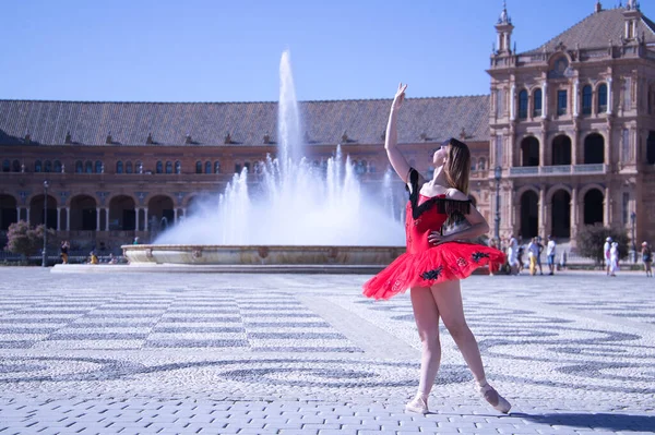 Ballerina Balletto Classica Ispanica Adulta Tutù Rosso Che Figure Nel — Foto Stock