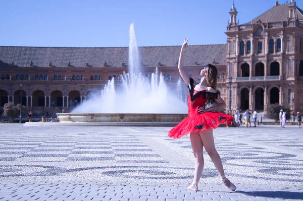 Hispânico Adulto Feminino Clássico Bailarino Balé Tutu Vermelho Fazendo Figuras — Fotografia de Stock