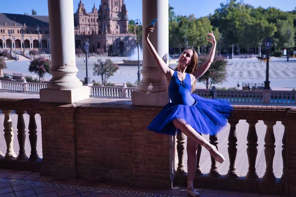 Dospělá Baletní Tanečnice Modré Tutu Fotí Svým Mobilním Telefonem Vedle — Stock fotografie