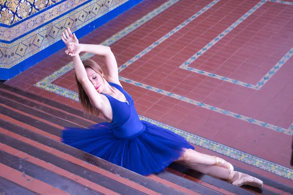 Bailarina Ballet Clásica Femenina Adulta Tutú Azul Haciendo Figuras Sentadas — Foto de Stock