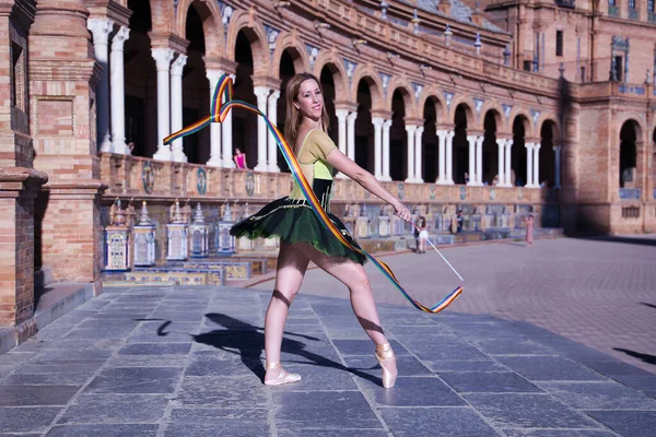 Hispánská Dospělá Žena Klasický Baletní Tanečnice Zelené Černé Tutu Mincemi — Stock fotografie