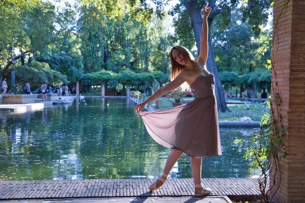 Bailarina Ballet Clásica Adulta Hispana Adulta Con Traje Gasa Marrón — Foto de Stock