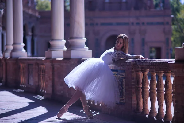 Bailarina Ballet Clásica Hispana Adulta Haciendo Figuras Apoyadas Una Balaustrada —  Fotos de Stock