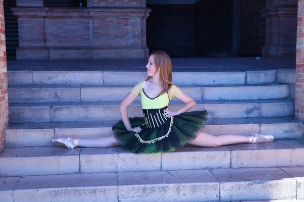 Dospělá Fena Hispánská Klasická Baletka Zelené Černé Tutu Mincemi Nohy — Stock fotografie