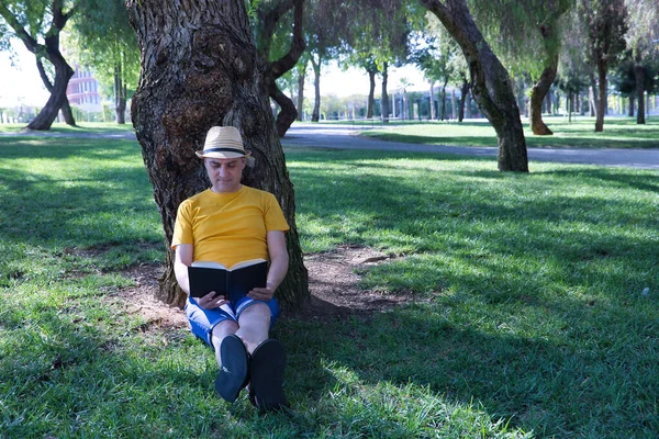 Reifer Erwachsener Hispanischer Mann Sitzt Einem Park Lehnt Einem Baum — Stockfoto