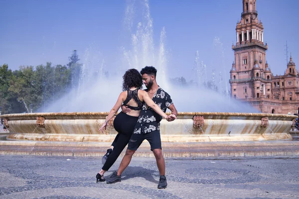 Multi Etnisch Jong Paar Doet Figuren Terwijl Dansen Bachata Sensueel — Stockfoto