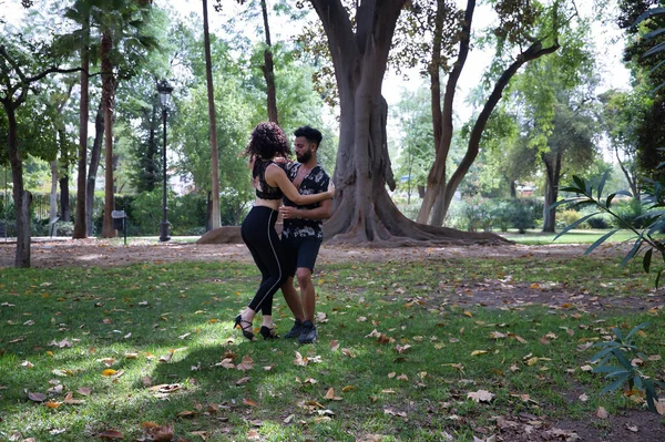 Multi Etnisch Jong Echtpaar Dat Figuren Maakt Terwijl Bachata Sensueel — Stockfoto