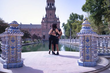 Çok ırklı genç bir çift, dışarıda şehvetle dans ederken figürler yapıyor..