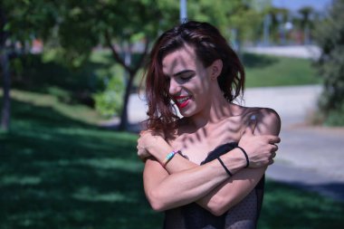 Genç İspanyol ve transseksüel kız kendini kucaklıyor, gururlu, mutlu ve sevgi dolu. Transseksüellik, kapsama ve çeşitlilik kavramı.