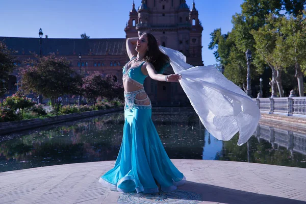 Mulher Hispânica Meia Idade Vestido Turquesa Com Strass Dança Ventre — Fotografia de Stock