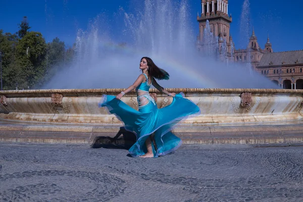 Μεσήλικη Ισπανίδα Τιρκουάζ Φορεσιά Και Στρας Για Χορό Στην Κοιλιά — Φωτογραφία Αρχείου