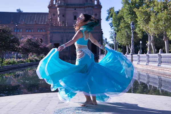 Mulher Hispânica Meia Idade Vestido Turquesa Com Strass Girando Segurando — Fotografia de Stock