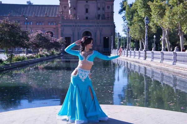 Μεσήλικη Ισπανίδα Τιρκουάζ Φόρεμα Στρας Χορεύει Στην Κοιλιά Έννοια Χορού — Φωτογραφία Αρχείου