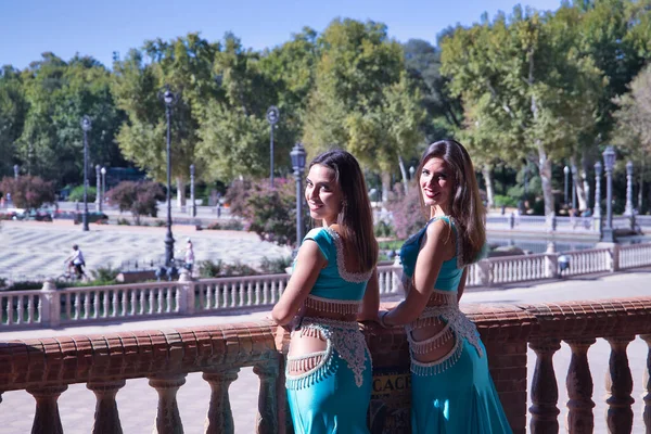 Twee Hispanic Vrouwen Van Middelbare Leeftijd Turquoise Kostuums Strass Steentjes — Stockfoto