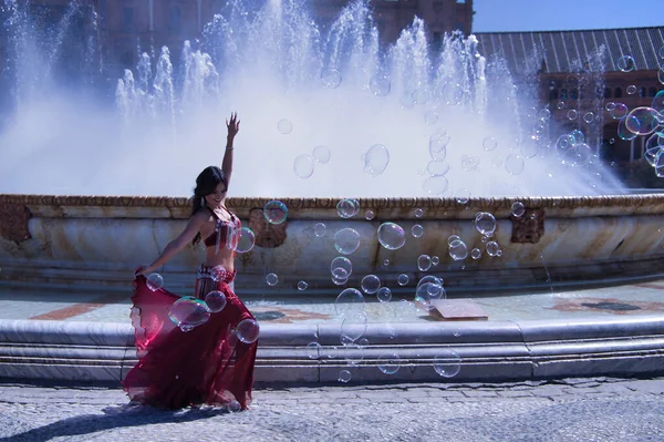 Hispánka Středního Věku Oblečená Červených Šatech Drahokamy Břišní Tanec Tanec — Stock fotografie