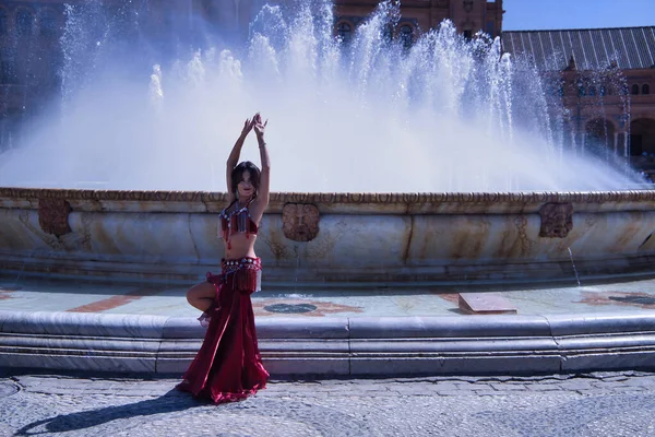 Hispánka Středního Věku Oblečená Červených Šatech Drahokamy Břišní Tanec Tanec — Stock fotografie