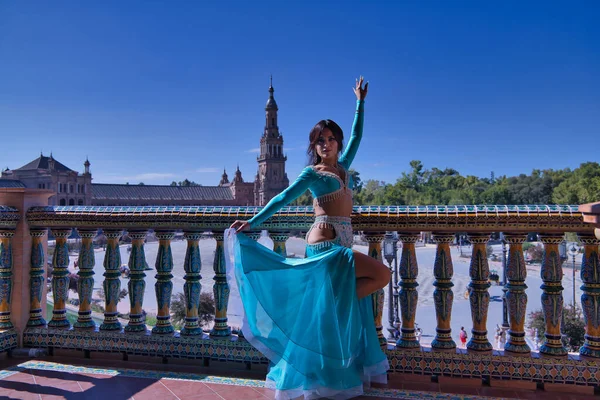 Μεσήλικη Ισπανίδα Τιρκουάζ Φόρεμα Και Στρας Για Χορό Της Κοιλιάς — Φωτογραφία Αρχείου