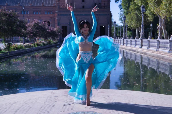 Μεσήλικη Ισπανίδα Τιρκουάζ Φόρεμα Στρας Σηκώνει Φόρεμά Της Ενώ Χορεύει — Φωτογραφία Αρχείου