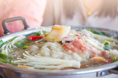 Sıcak barbekü ocağından domuz eti, sıcak tavada ızgara domuz eti, domuz eti geleneksel Tayland usulü barbekü, açık büfe domuz tavası ve çorbada sebze..