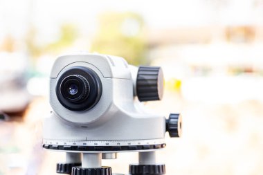 İnşaat alanında, Surveyor ekipman sisteminde ya da açık havada teodolit araştırması.