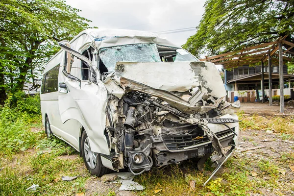 Unfall Mit Kleintransporter Verrostetes Autowrack Gras Liegengelassen Thailand — Stockfoto