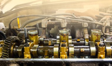 Motor parçaları başlıklar pistonlar blok ve zincir dişli kirli motor yağı dolu araba onarım veya bakım atölyesi