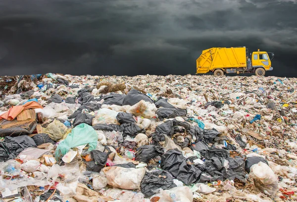 Müllkippe Müllkippe Oder Deponie Lkw Kippt Den Müll Von Städtischen Stockfoto