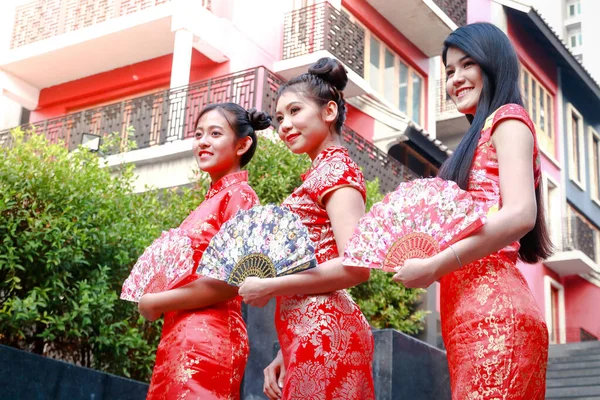 Belo Grupo Mulheres Vestindo Três Vestido Chinês Segurando Ventilador Chinês — Fotografia de Stock