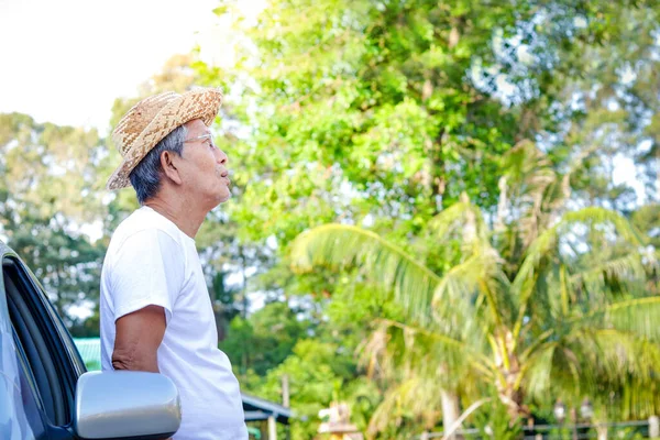 Anciano Con Sombrero Vaquero Camisa Blanca Apoyado Coche Esperando Viaje — Foto de Stock