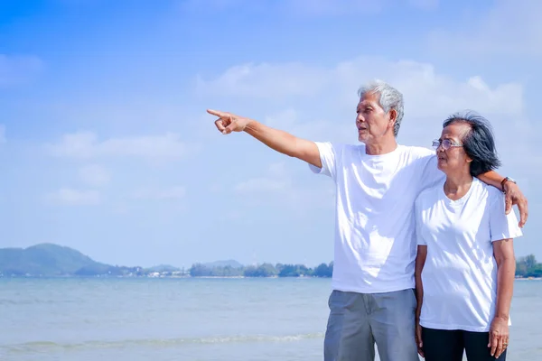 Una Pareja Asiática Edad Avanzada Lleva Una Camisa Blanca Caminaron — Foto de Stock