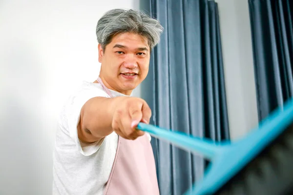 Asiatisk Man Som Håller Kvast För Att Städa Huset — Stockfoto