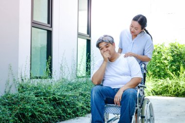 Hasta adam, genç bir kadın olarak tekerlekli sandalyeye mahkum olup ona yardım edemezdi..