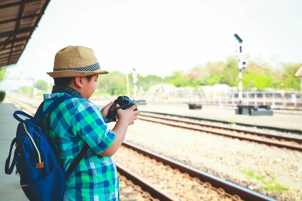 Asiático Chico Pie Sosteniendo Una Cámara Viaje Tren —  Fotos de Stock