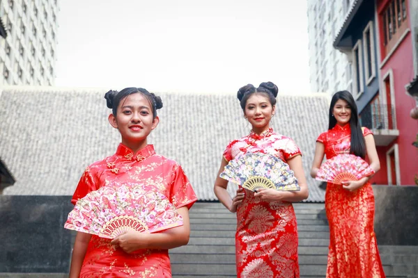 Belo Grupo Feminino Chinês Vestido Vermelho Tradicional Enviando Sorriso Para — Fotografia de Stock