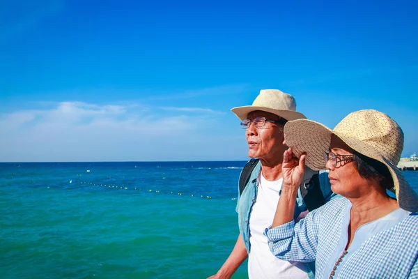 Asiática Pareja Ancianos Viajar Después Jubilación Fue Mar Muy Feliz — Foto de Stock