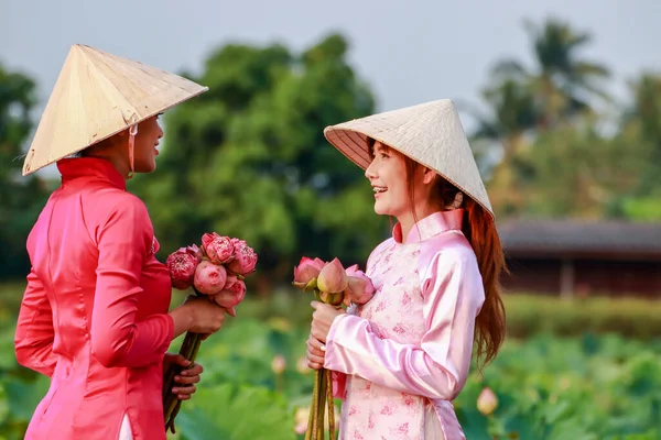Uma Mulher Bonita Vestindo Vestido Vietnamita Ambos Segurando Flores Lótus — Fotografia de Stock
