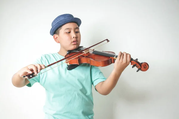 Şapkalı Küçük Asyalı Çocuk Beyaz Odada Keman Çalıyor Pratik Yapıyor — Stok fotoğraf