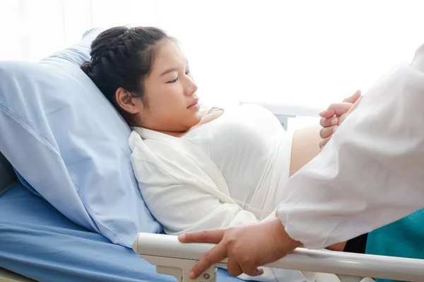 Los Médicos Sostienen Mano Una Mujer Embarazada Cerca Del Parto — Foto de Stock