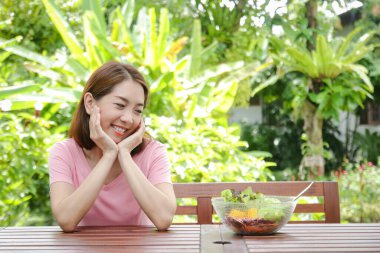 40 yaşında, mutlu gülümseyen Asyalı kadınlar. Sağlığınız için iyi olan yiyecekleri seçin. Boşluğu kopyala