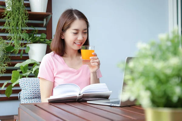 Una Feliz Asiática Sonriente Sosteniendo Vaso Jugo Naranja Leyendo Libros —  Fotos de Stock