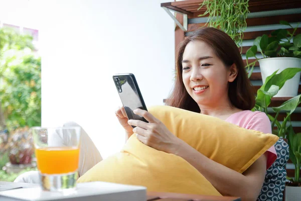 Aziatische Vrouw Jaar Oud Gelukkig Met Het Vasthouden Van Een — Stockfoto