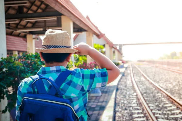Asiático Menino Carregando Uma Mochila Azul Esperando Trem Para Para — Fotografia de Stock