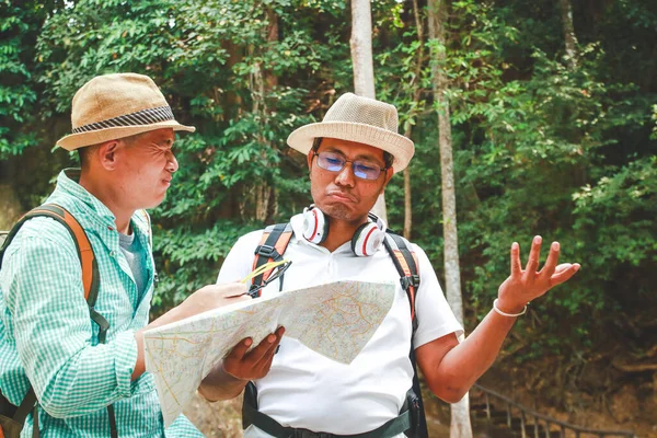 Dois Turistas Asiáticos Estão Para Ver Papel Mapa Eles São — Fotografia de Stock