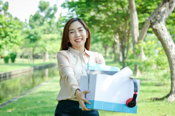 Chica Oficina Sosteniendo Una Caja Papel Blanco Poner Archivos Auriculares —  Fotos de Stock