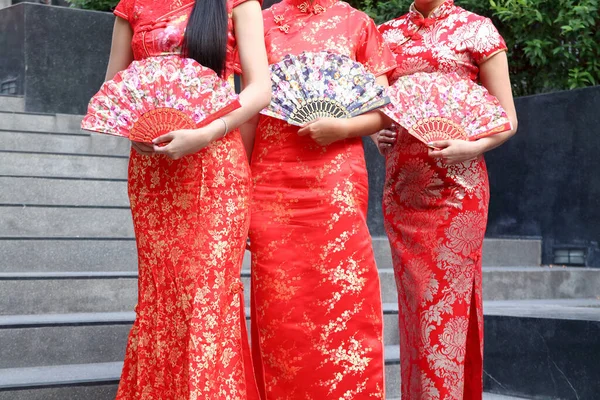 Όμορφη Κινεζική Γυναικεία Ομάδα Παραδοσιακό Κόκκινο Φόρεμα Στέκεται Στέλνοντας Ένα — Φωτογραφία Αρχείου